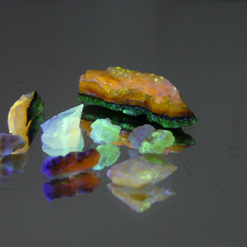 40229-18 北海道産出 (@_@) ☆彡 蛍光オパール原石 天然石 GEO ROCK