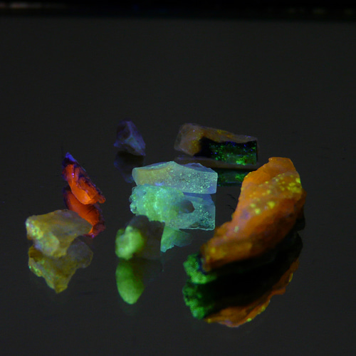 しん 北海道石　然別オパール　蛍光オパール132g 40229-18 北海道産出 (@_@) ☆彡 蛍光オパール原石 天然石 GEO ROCK