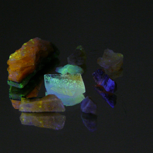 40229-18 北海道産出 (@_@) ☆彡 蛍光オパール原石 天然石 GEO