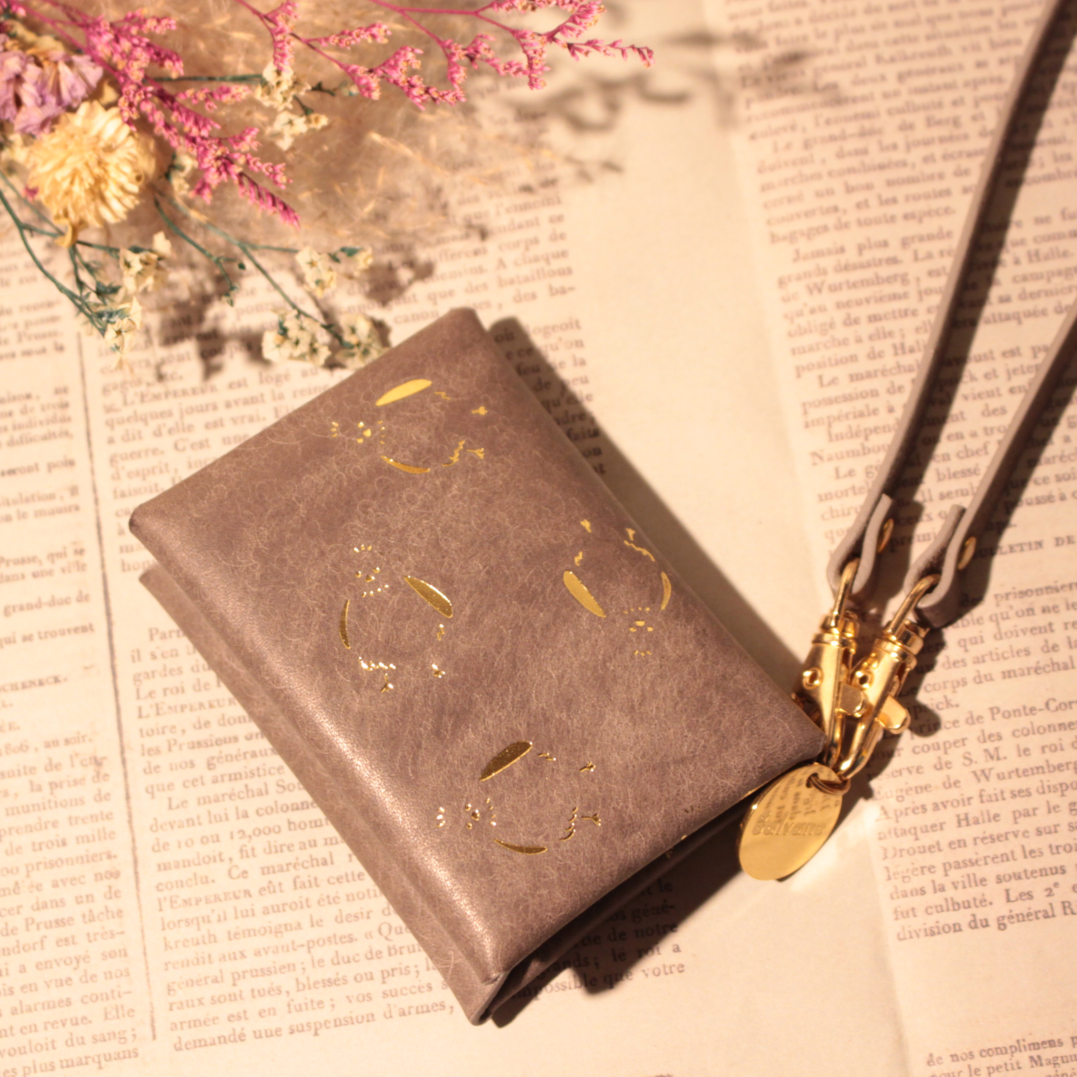 【チャーム付き】シマエナガの箔押しぷっくりパスケース　ストラップ付属　　グレー　本革　イタリアンレザー　定期入れ