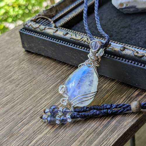 ラブラドライト＆ブルームーンストーンのマクラメ編みネックレス