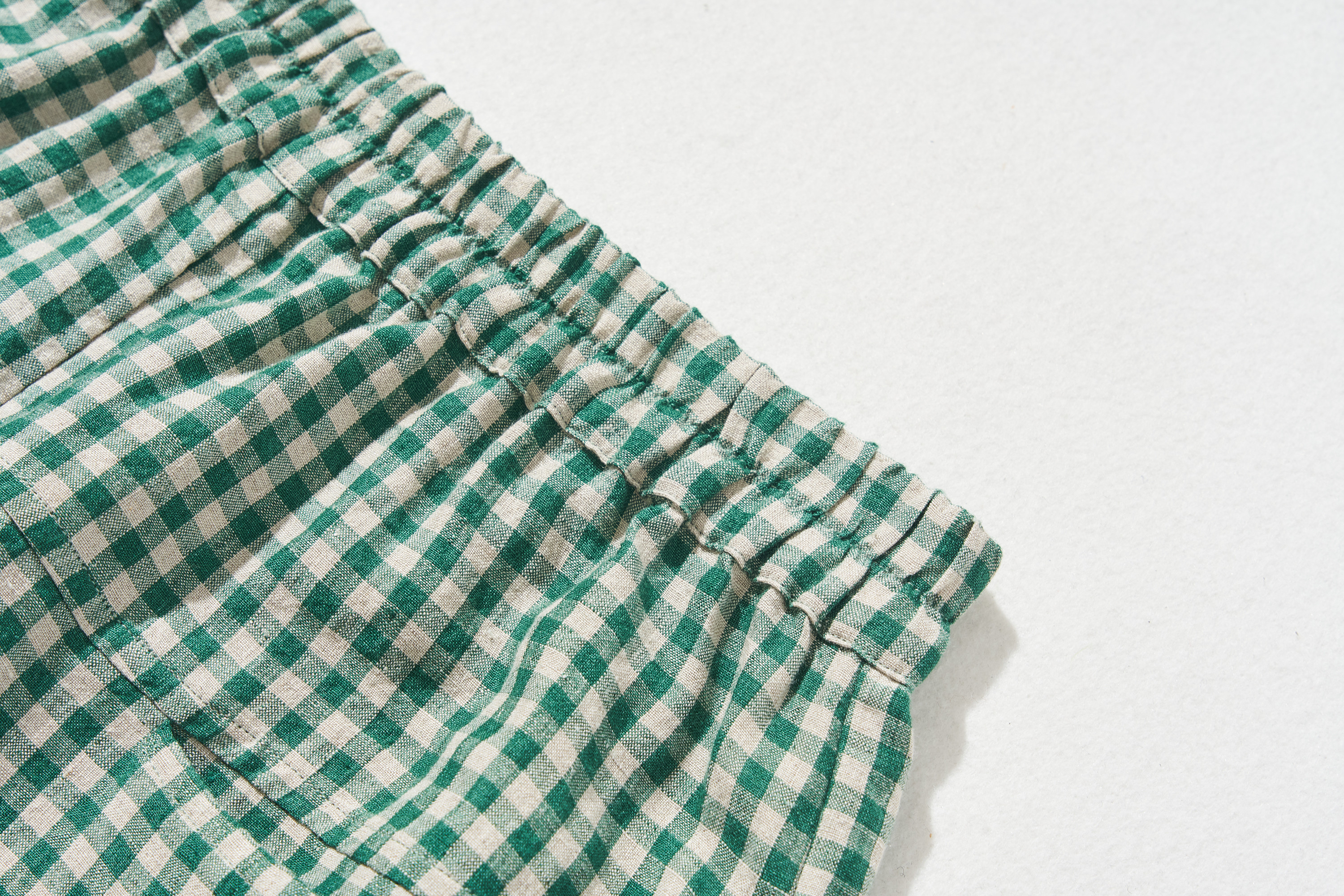 清涼感のあるナチュラルな雰囲気のリネンパンツ　ロングパンツ　チェック柄緑色　240520-2