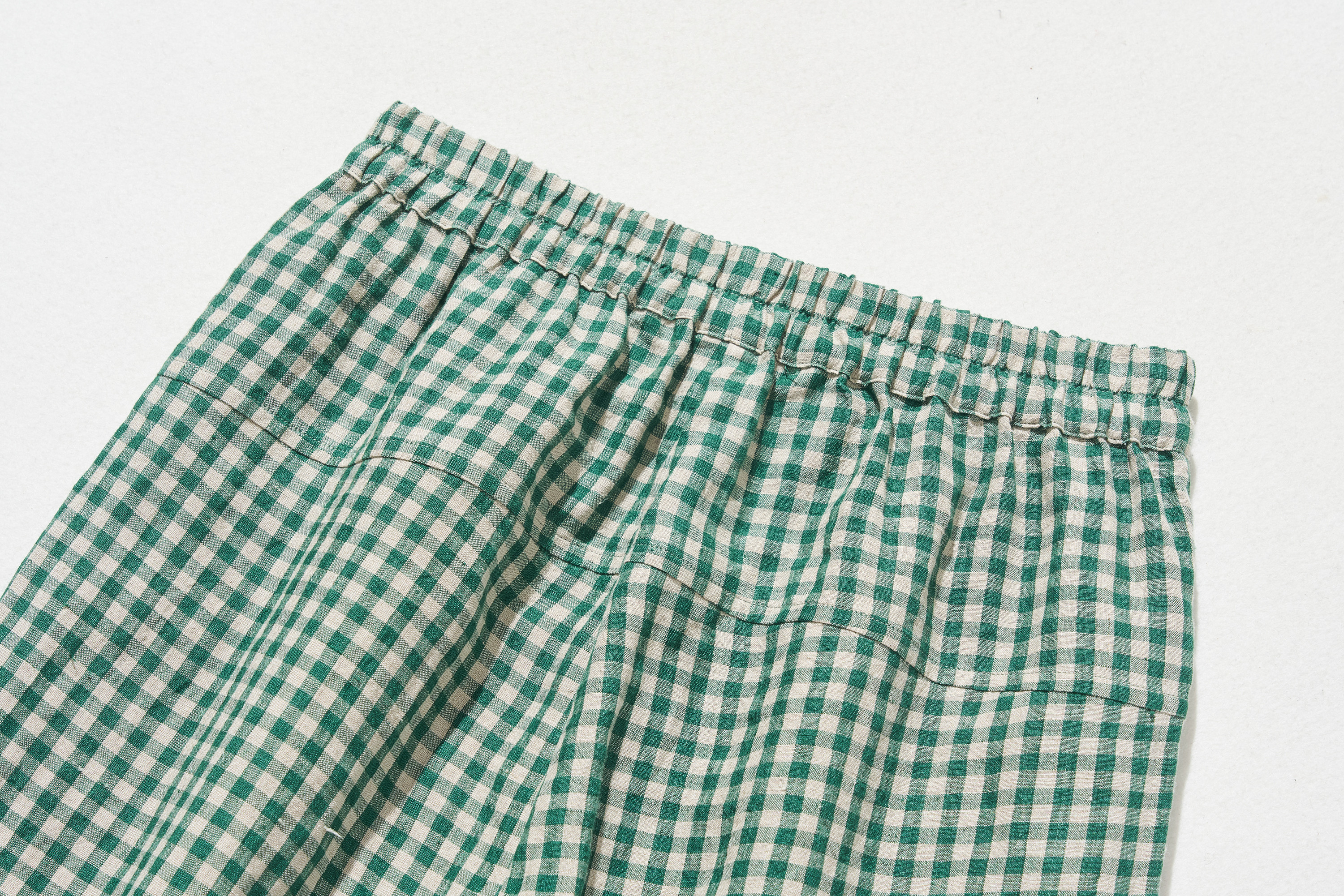 清涼感のあるナチュラルな雰囲気のリネンパンツ　ロングパンツ　チェック柄緑色　240520-2