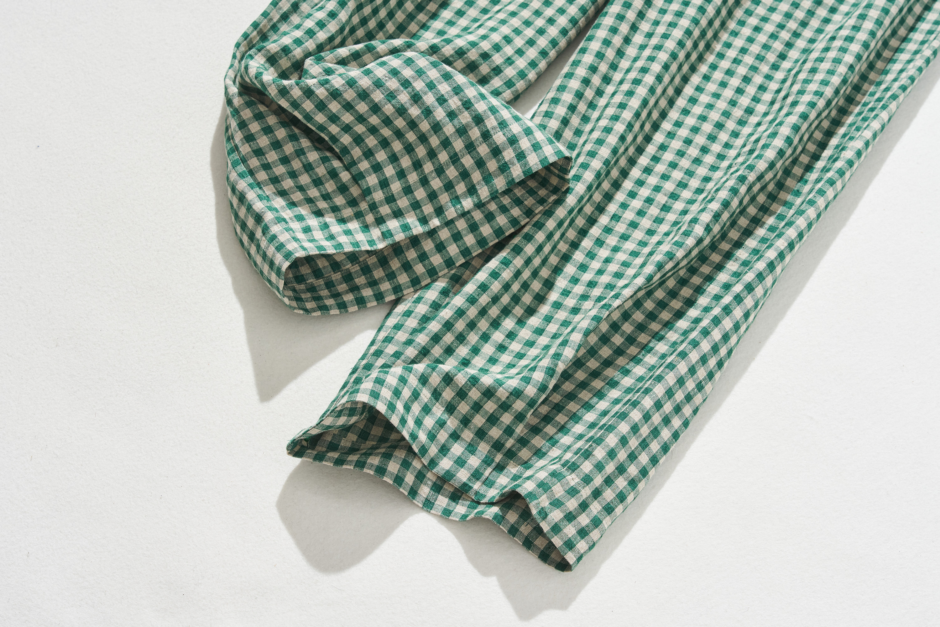 清涼感のあるナチュラルな雰囲気のリネンパンツ　ロングパンツ　チェック柄緑色　240520-2