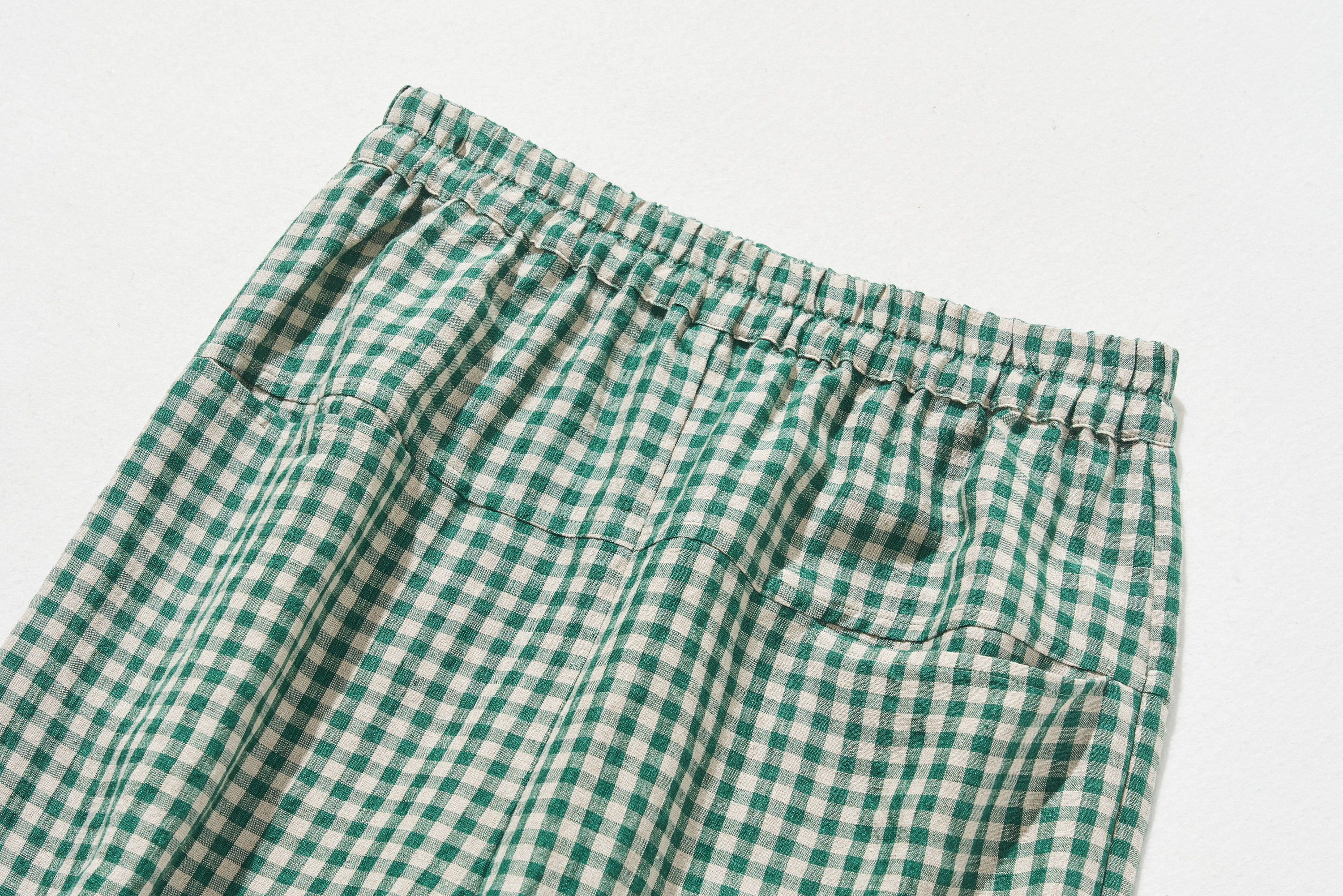 清涼感のあるナチュラルな雰囲気のリネンパンツ　ロングパンツ　チェック柄緑色　240520-2
