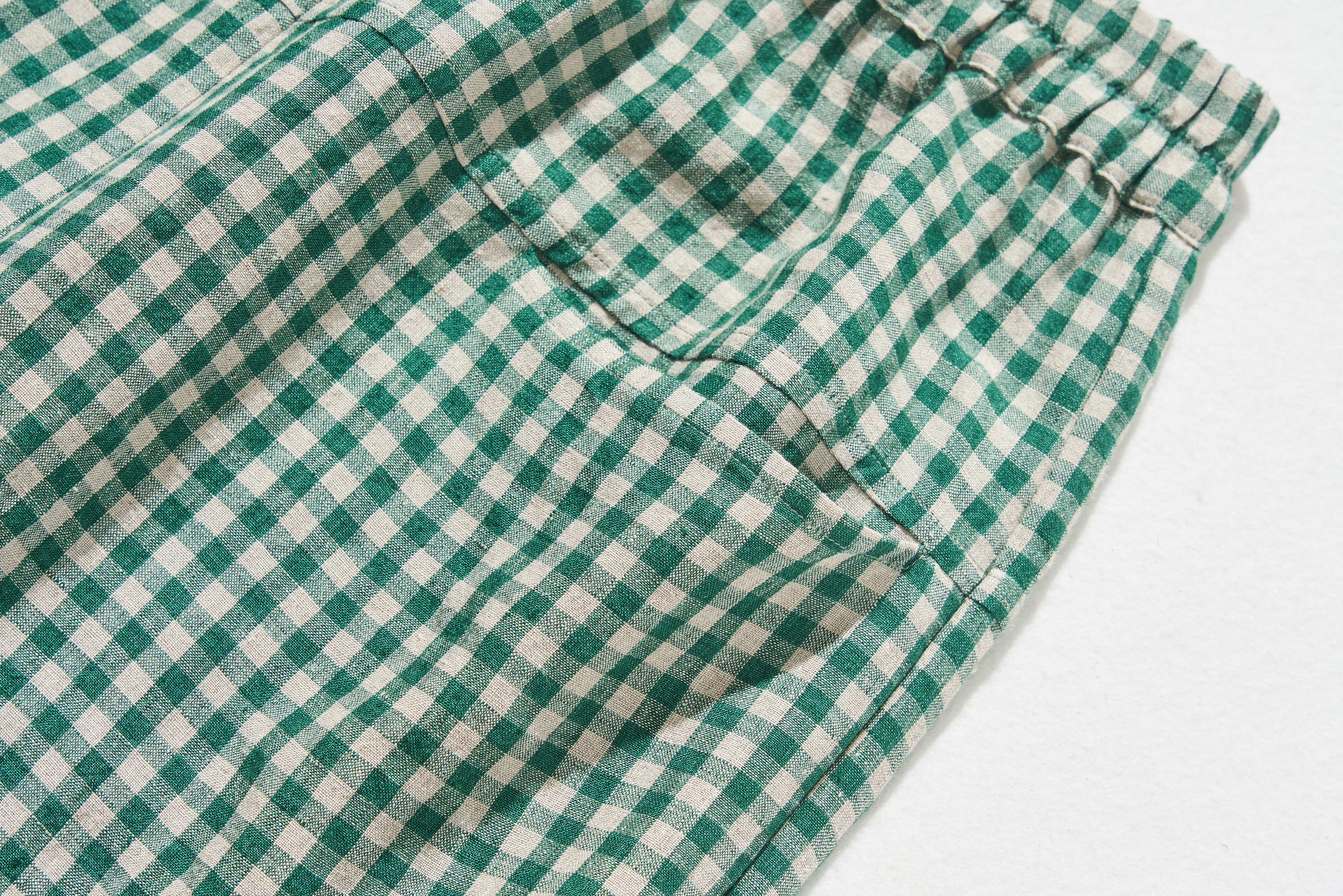 清涼感のあるナチュラルな雰囲気のリネンパンツ　ロングパンツ　チェック柄緑色　240520-2