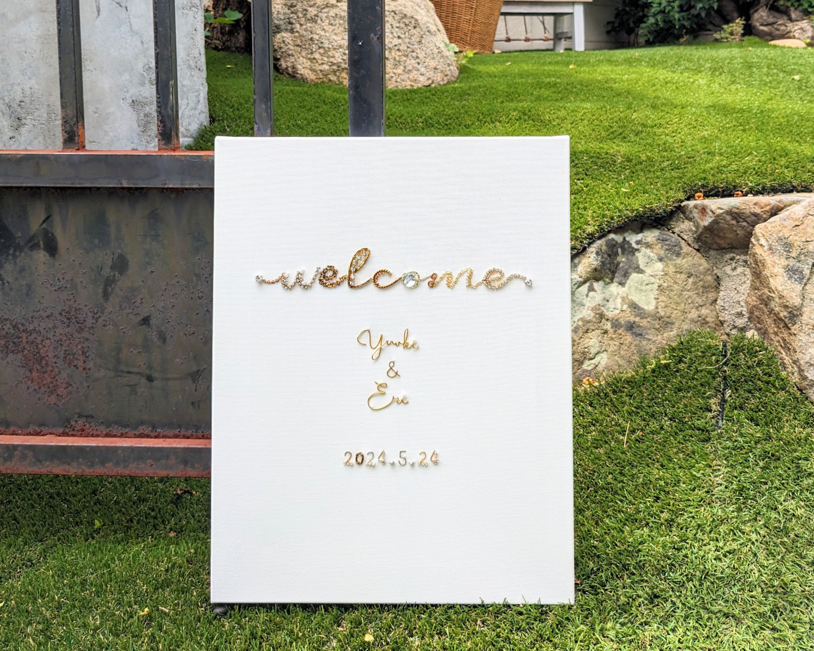 特別な日を華やかに彩る立体ビジュー装飾ウェルカムボード【お名前日付入り】