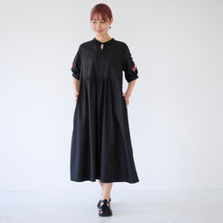 ﾓﾘﾉｶﾞｯｺｳ シワになりにくい エスニック刺繍ワンピースドレス(ブラック)｜mg-op18-bk 2枚目の画像