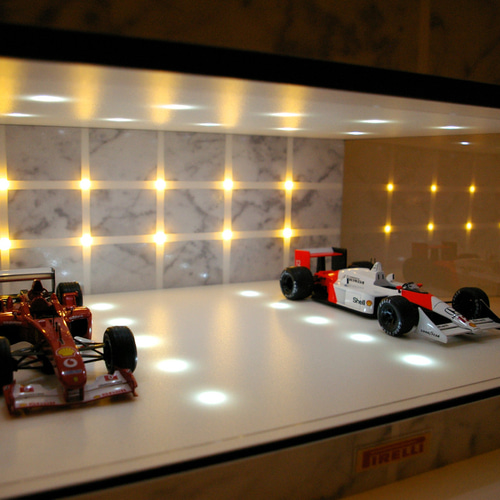 1/18、2〜3台展示可・WH基調3面発光・ディスプレーBOX /ネオジオラマ 1/18、2〜3台展示可・WH基調3面発光・ディスプレーBOX / 2色