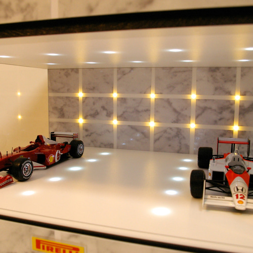 1/18、2〜3台展示可・WH基調3面発光・ディスプレーBOX / 2色 1/18、2〜3台展示可・WH基調3面発光・ディスプレーBOX / 2色