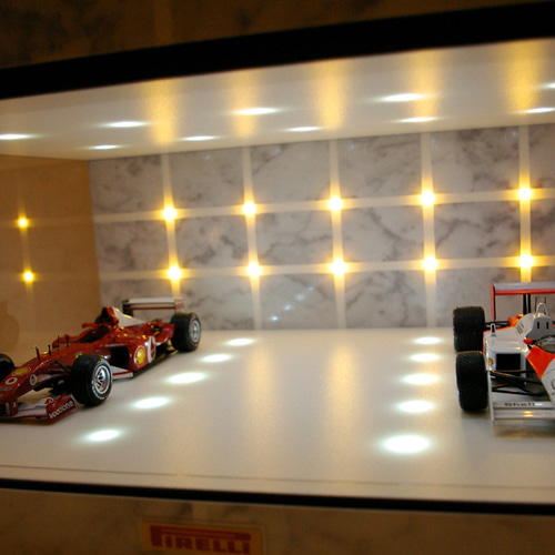 1/18、2〜3台展示可・WH基調3面発光・ディスプレーBOX /ネオジオラマ 1/18、2〜3台展示可・WH基調3面発光・ディスプレーBOX / 2色