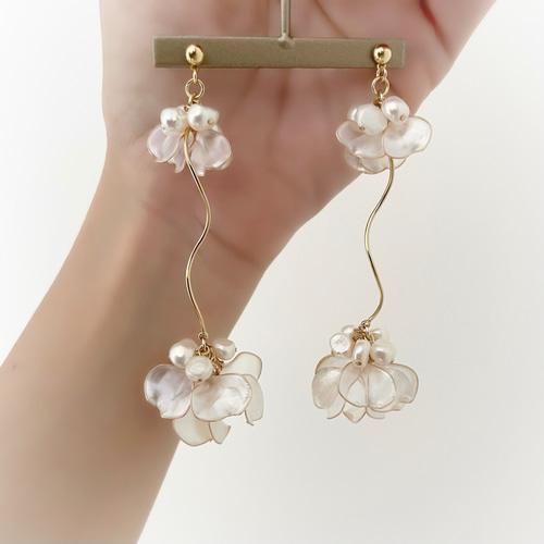 feminine〜ﾌｪﾐﾆﾝ】花びらのらせんピアス・イヤリング ピアス