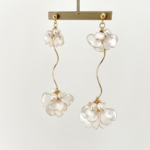 feminine〜ﾌｪﾐﾆﾝ】花びらのらせんピアス・イヤリング ピアス（フック
