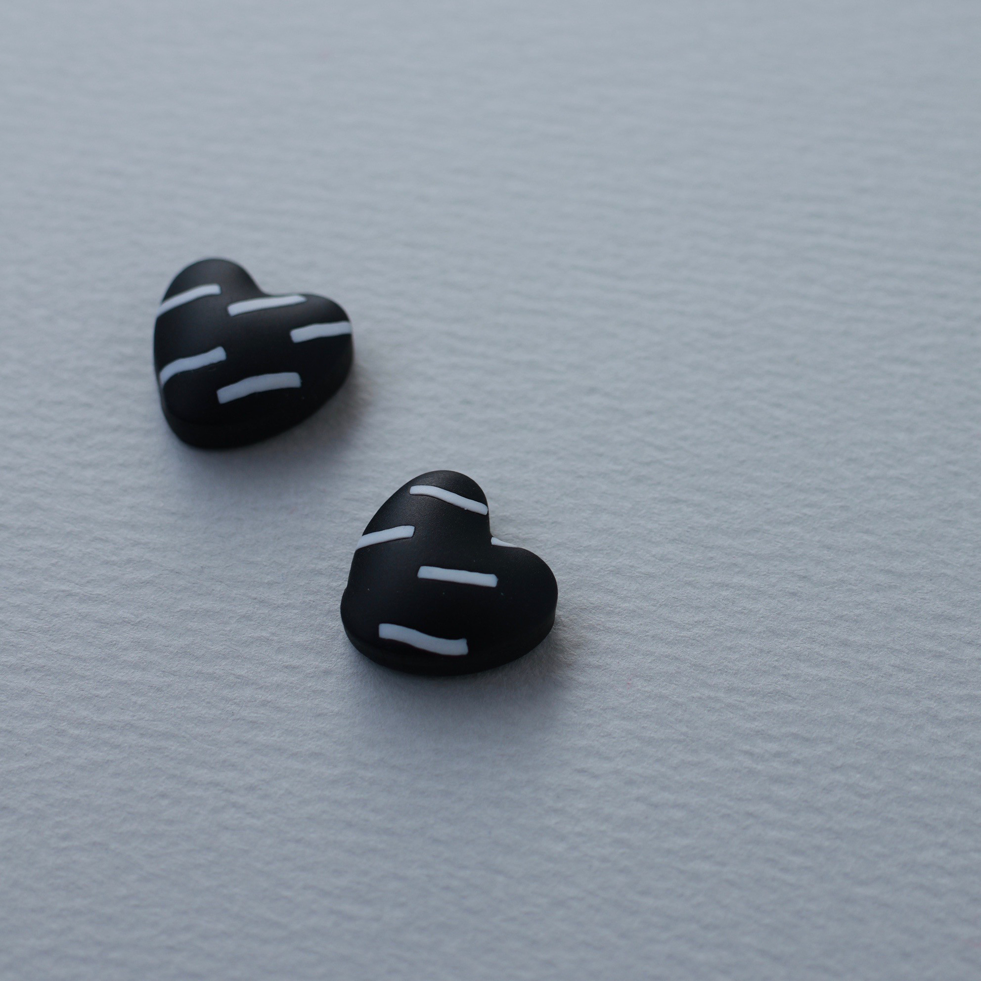 ブラックハート　ぷっくりハート