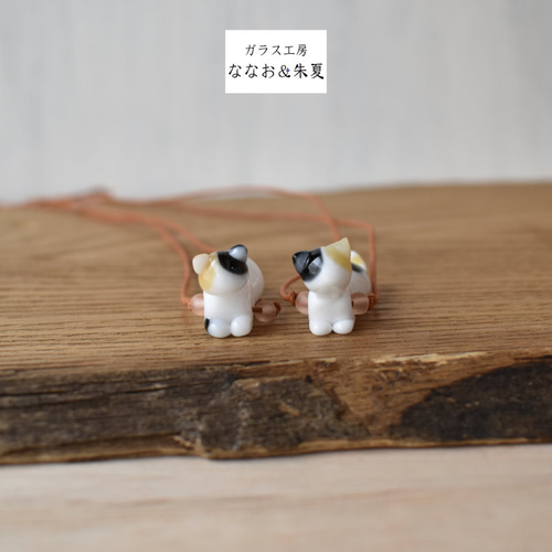 猫のとんぼ玉ペンダント 三毛 スフィンクス座り ネックレス