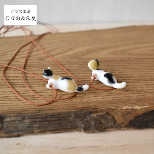 猫のとんぼ玉ペンダント 三毛 スフィンクス座り ネックレス