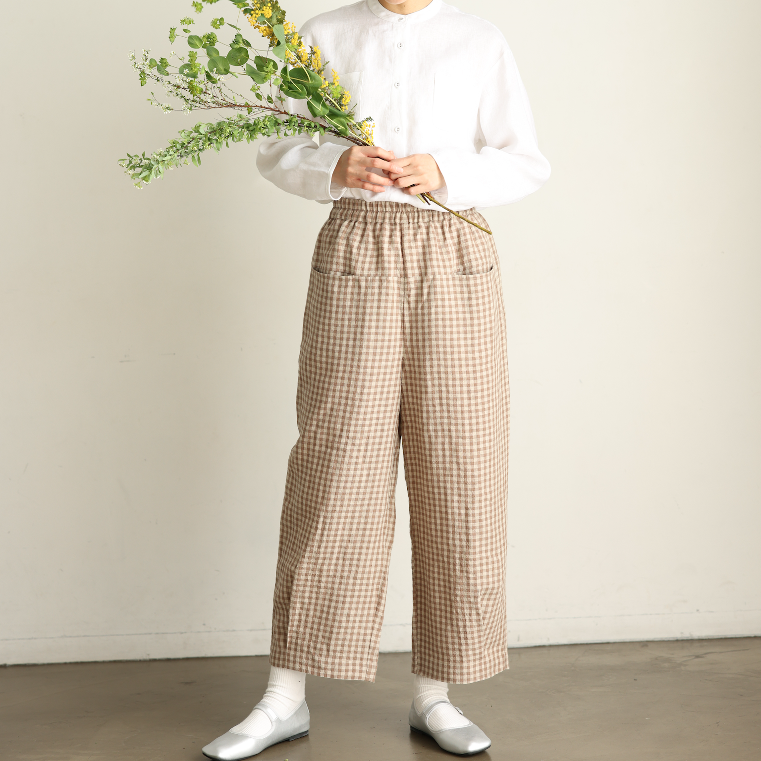 清涼感のあるナチュラルな雰囲気のリネンパンツ　ストライプ　ロングパンツ　チェック柄淡い茶色　240520-4