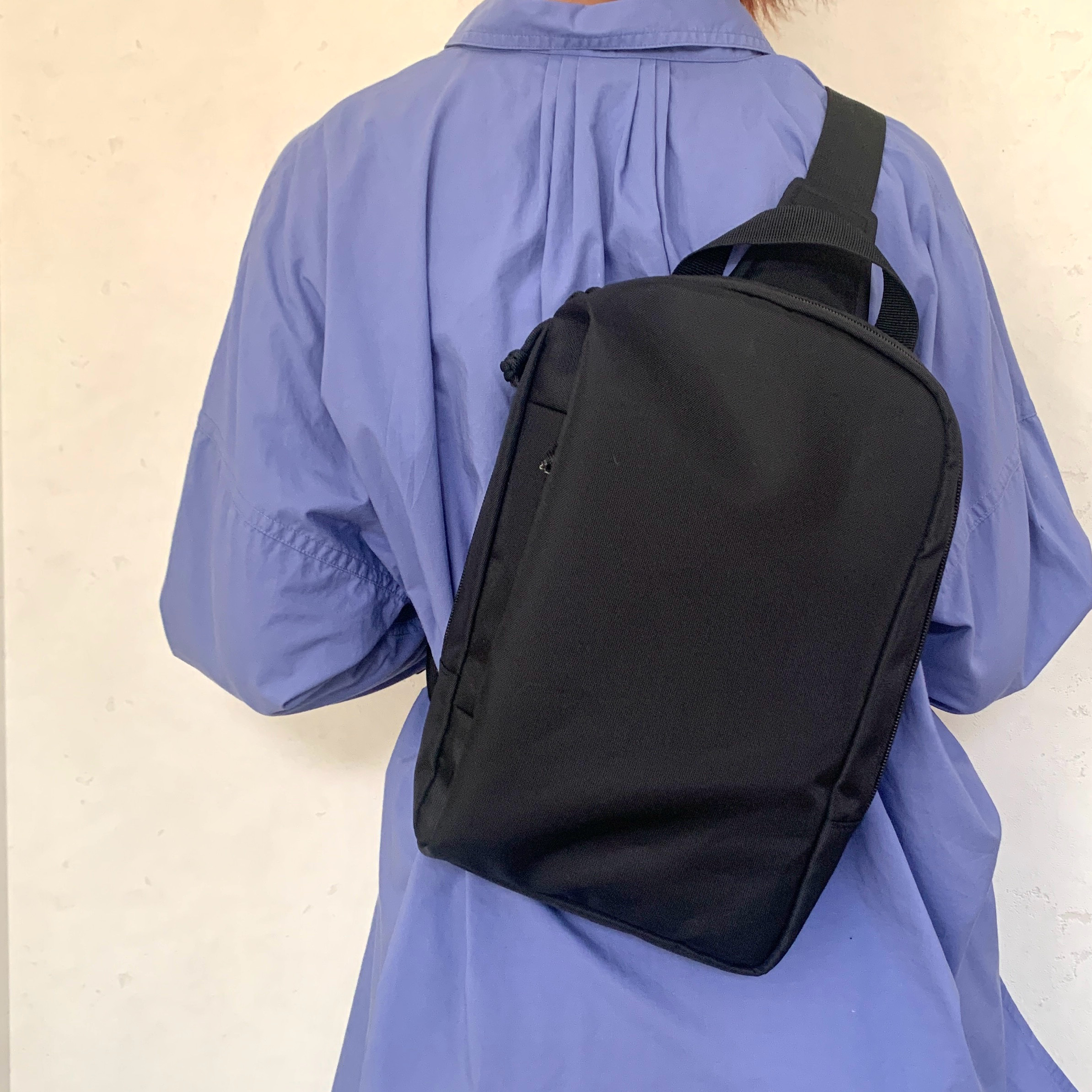 軽いシンプルボディバッグ　ブラック　内側ブルー　公園　旅行　お出かけ　フェス