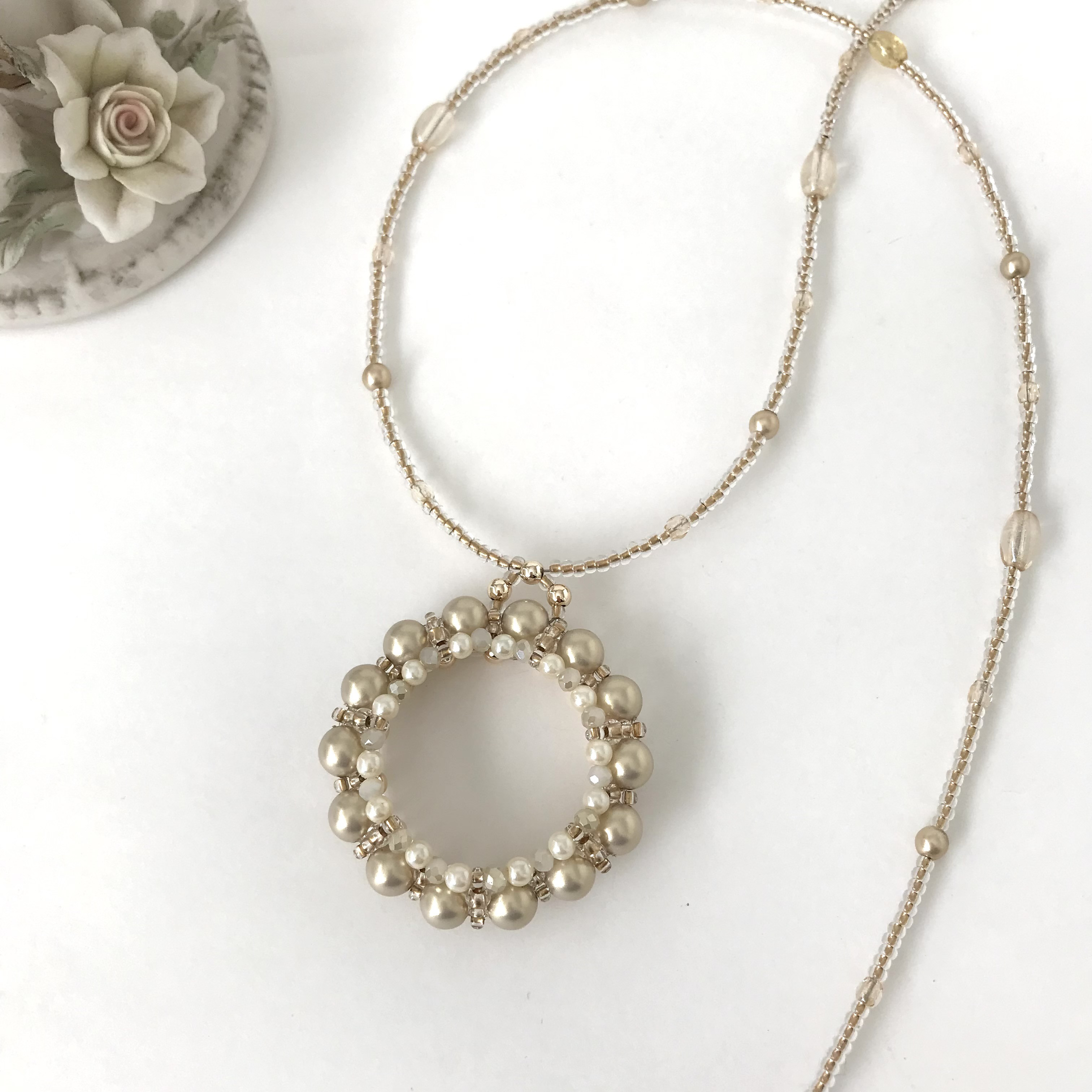 パール編みの サークル モチーフ ネックレス シャンパンゴールド ビーズ サークルネックレス ペールカラー