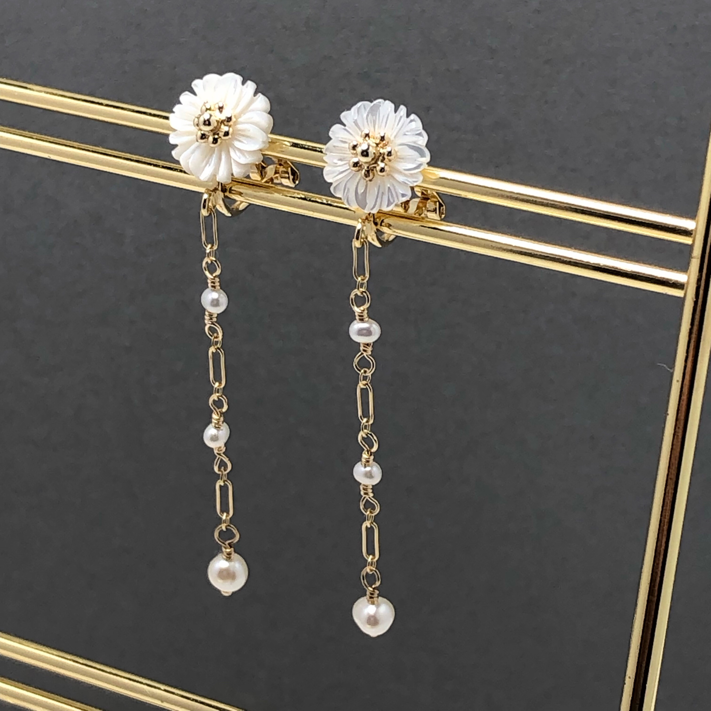 《 ソフトフィットイヤリング》高品質白蝶貝AAAマーガレットイヤリング