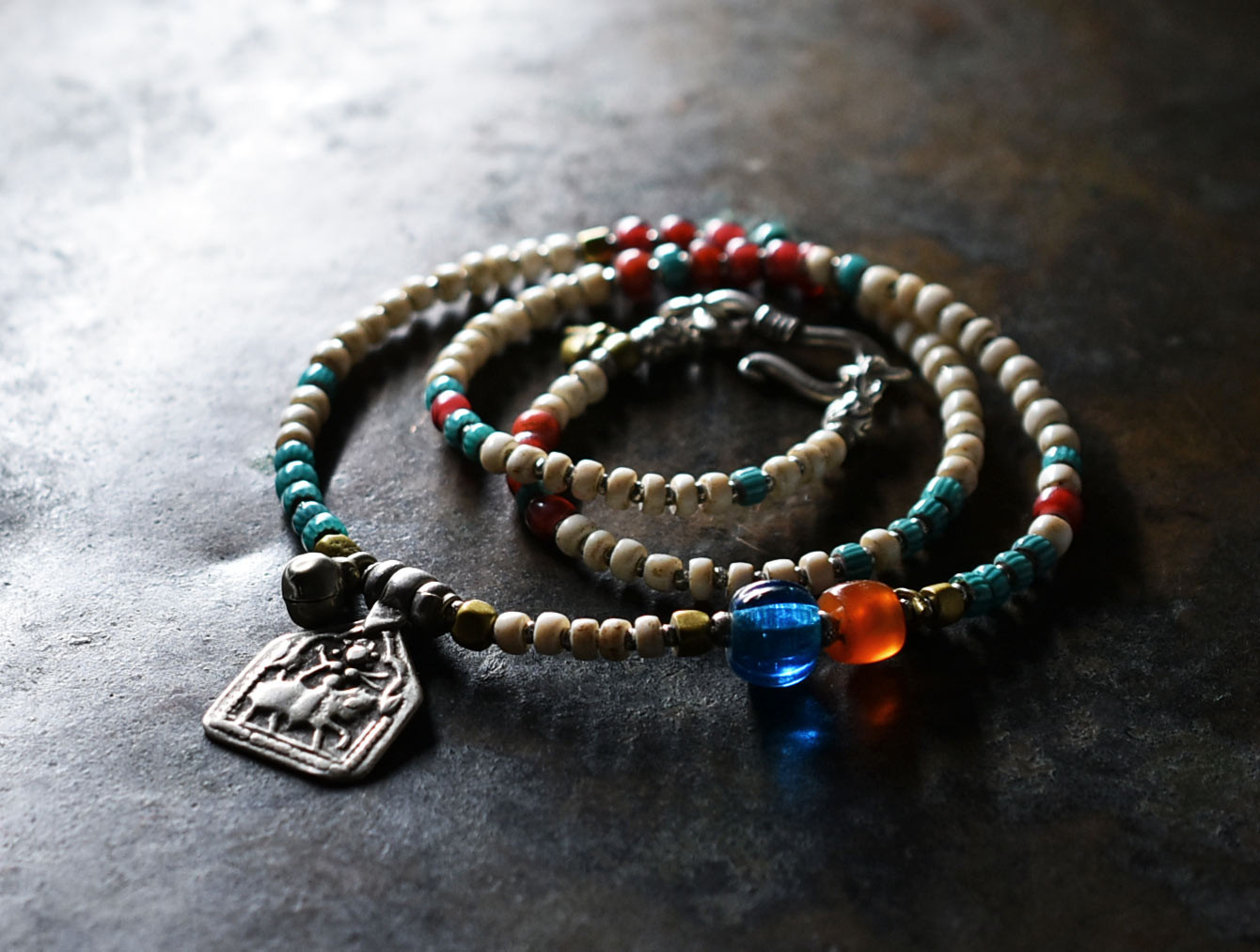 oldインドシルバートップ、oldブルー蜜柑玉とミゾーラムカーネリアン、金赤ホワイトハーツ、ホワイトビーズ＆ターコイズグ