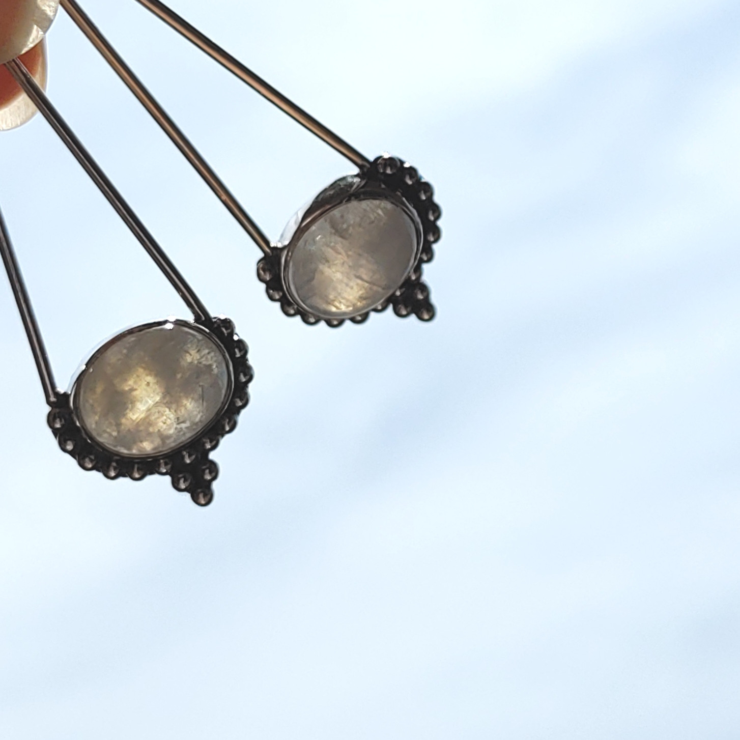 ❁Luna shining earrings silver925❁美しいレインボームーンストーン