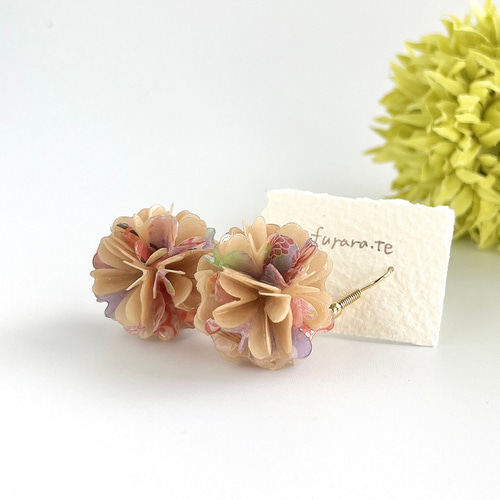 ベージュ×和柄のまるいブーケのようなピアス/イヤリング ピアス  