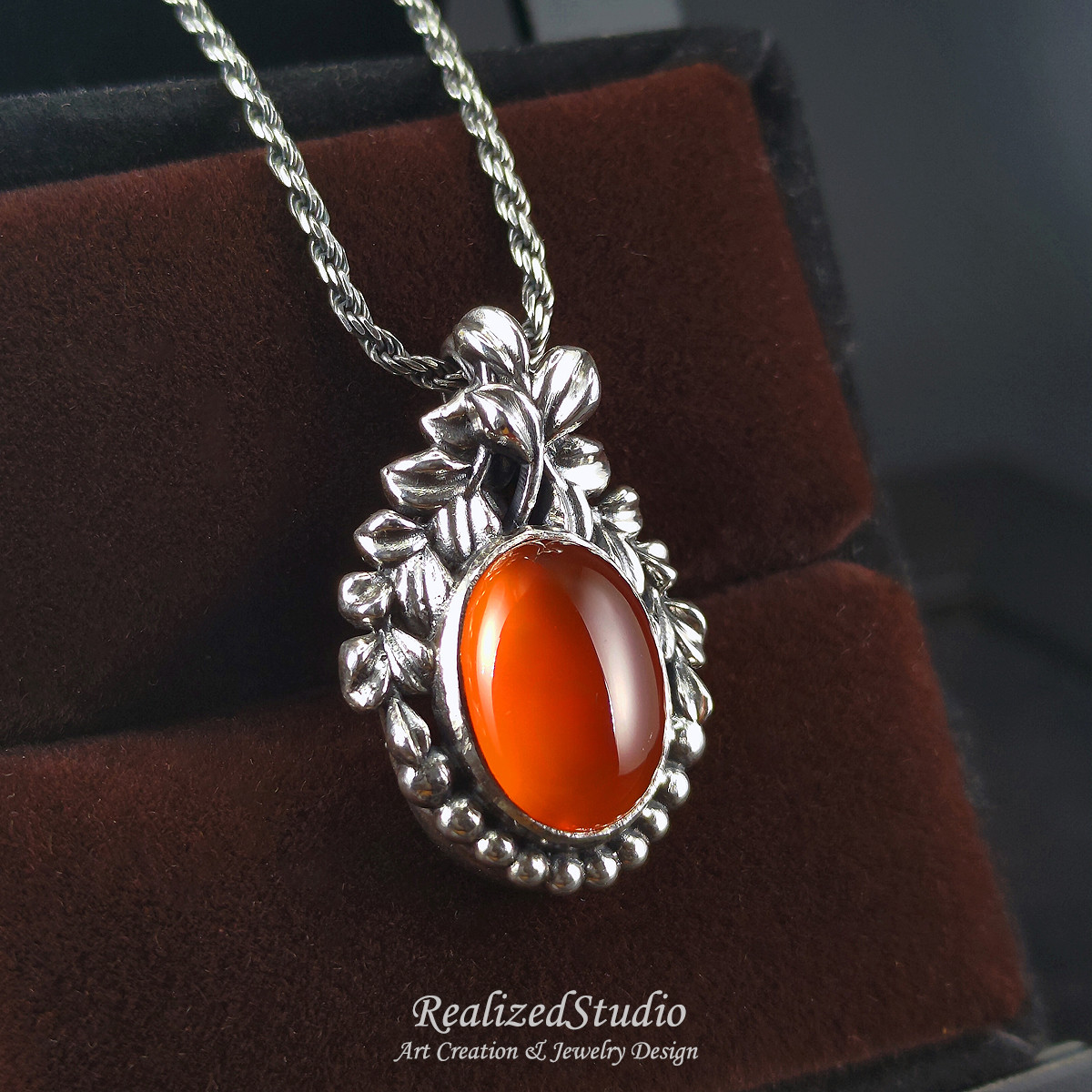 ブドウの花と果実 - 露 | クラシカルなブドウの葉のレリーフ装飾ペンダント - オレンジカルセドニー。S925シルバー