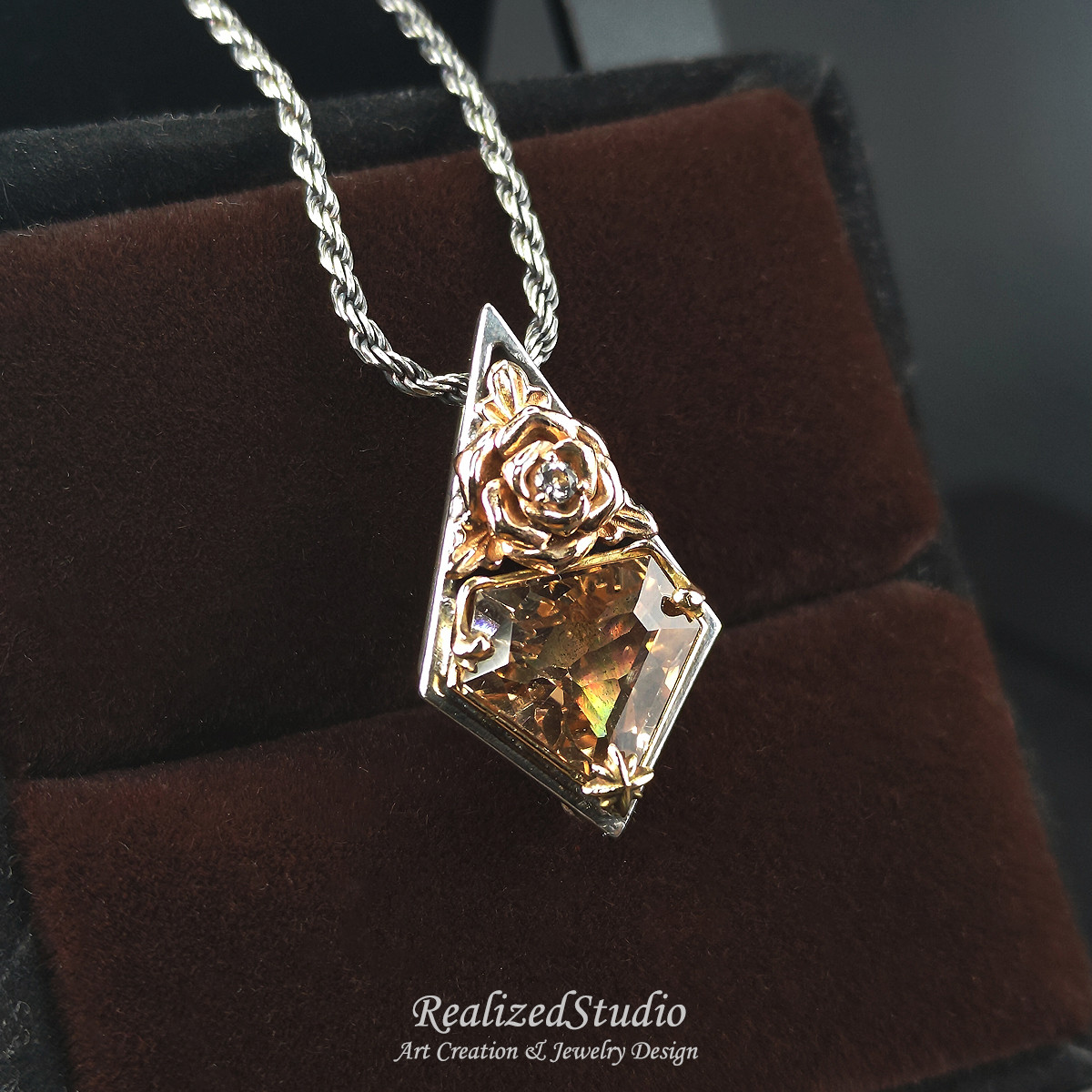 ローズエンボス幾何学デザインペンダント - インペリアルトパーズ S925 シルバー。