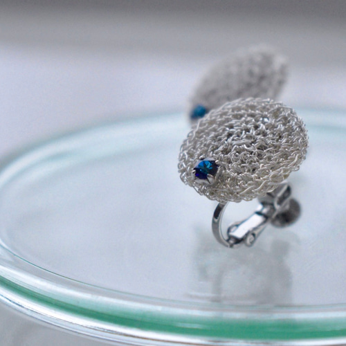 ワイヤーと青いガラスビーズのイヤリング イヤリング  