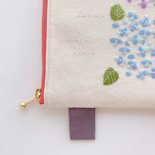 刺繍 フラットポーチ＊紫陽花傘ねこちゃん〈無料ラッピング〉 ポーチ