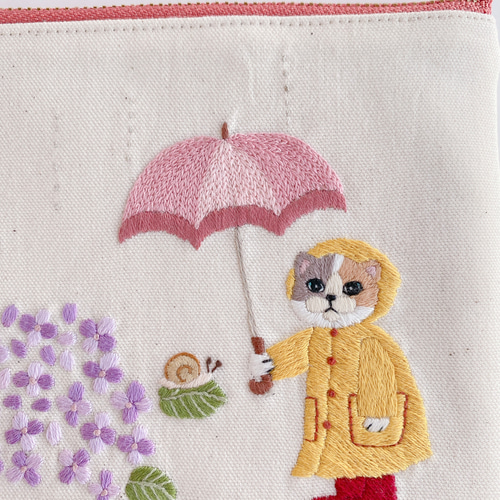 刺繍 フラットポーチ＊紫陽花傘ねこちゃん〈無料ラッピング〉 ポーチ