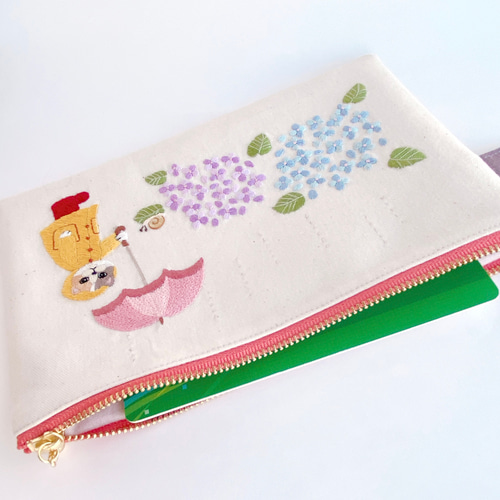 刺繍 フラットポーチ＊紫陽花傘ねこちゃん〈無料ラッピング〉 ポーチ