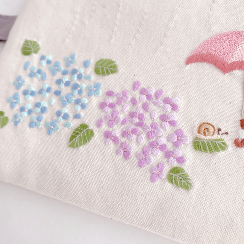 刺繍 フラットポーチ＊紫陽花傘ねこちゃん〈無料ラッピング〉 ポーチ