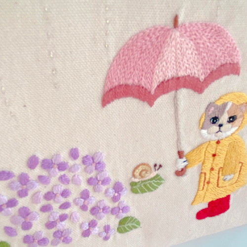 刺繍 フラットポーチ＊紫陽花傘ねこちゃん〈無料ラッピング〉 ポーチ