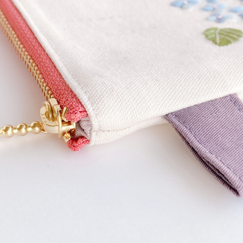 刺繍 フラットポーチ＊紫陽花傘ねこちゃん〈無料ラッピング〉 ポーチ
