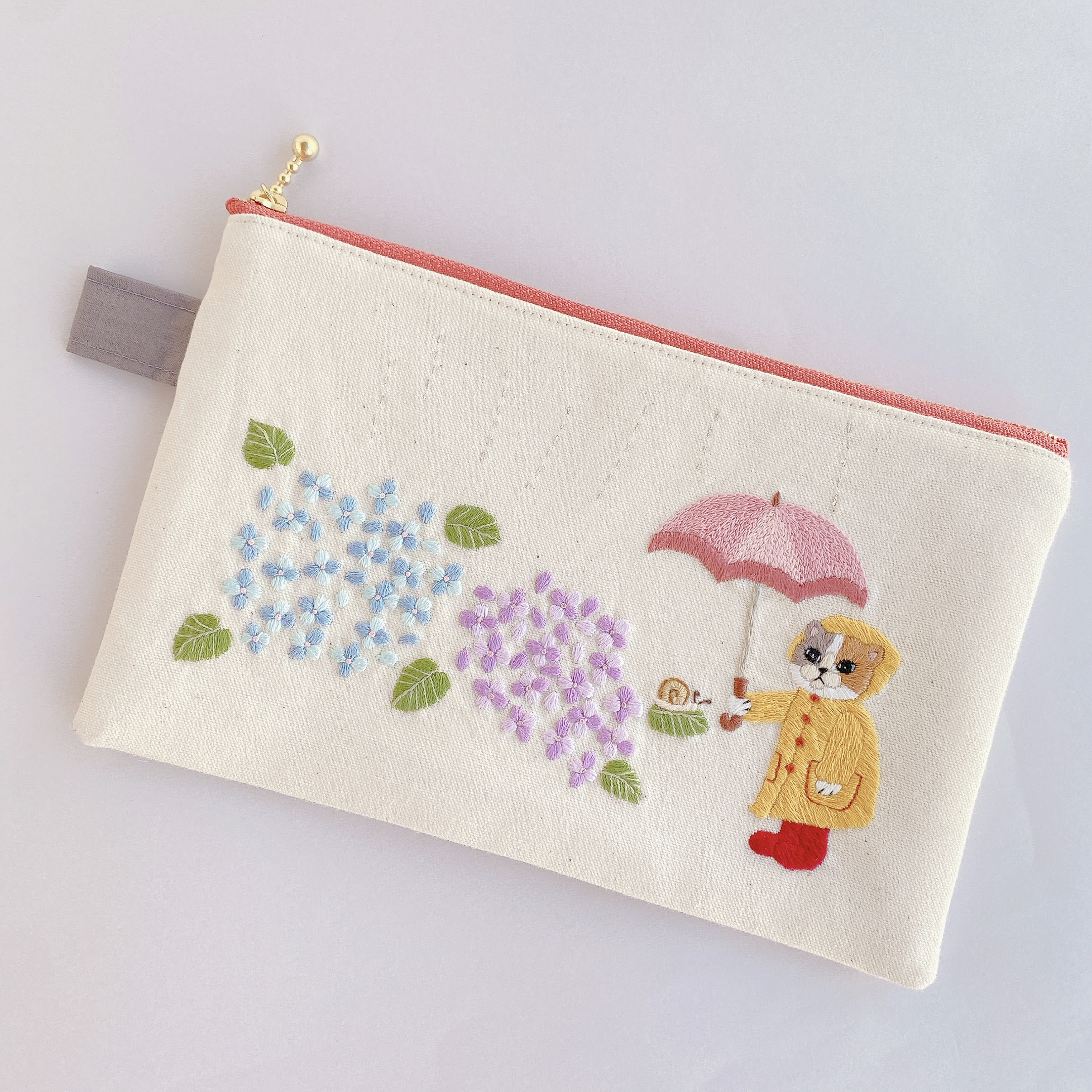 刺繍　フラットポーチ＊紫陽花傘ねこちゃん〈無料ラッピング〉