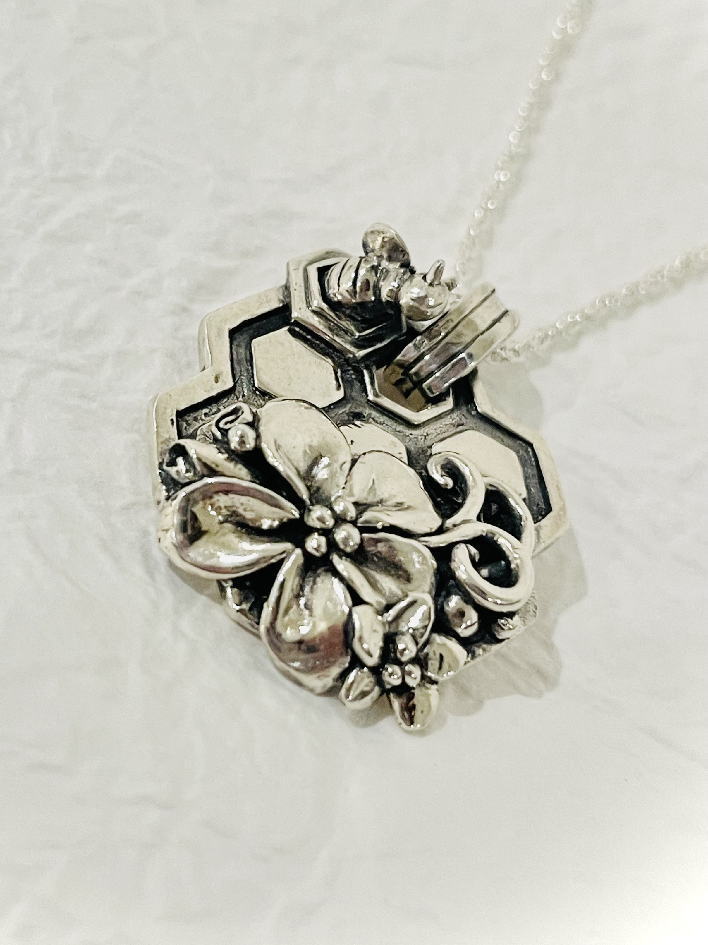 ハチさんいってらっしゃいペンダント