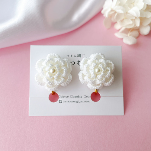 花嫁さまに！コロンと可愛い お花のピアス/イヤリング つまみ細工 白