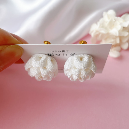 花嫁さまに！コロンと可愛い お花のピアス/イヤリング つまみ細工 白