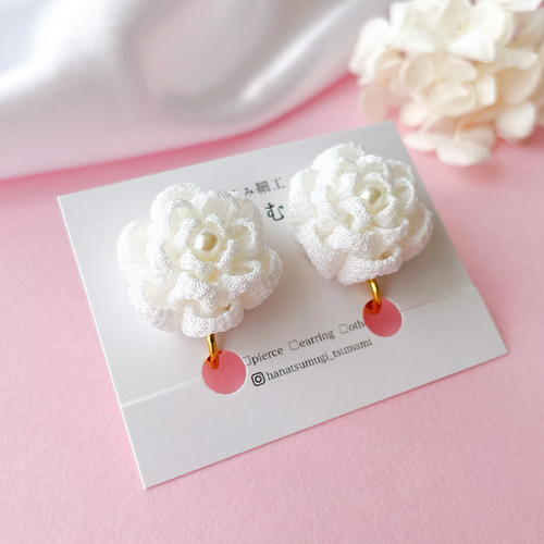 花嫁さまに！コロンと可愛い お花のピアス/イヤリング つまみ細工 白