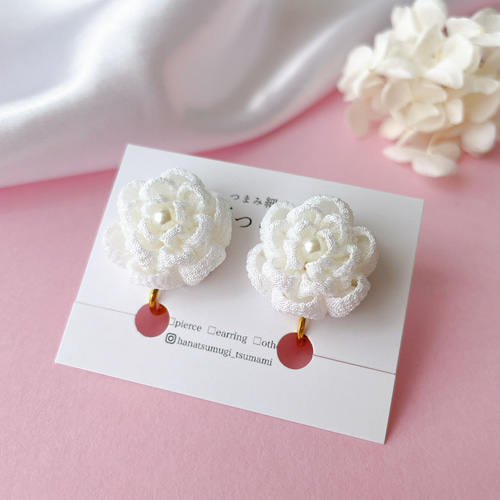花嫁さまに！コロンと可愛い お花のピアス/イヤリング つまみ細工 白