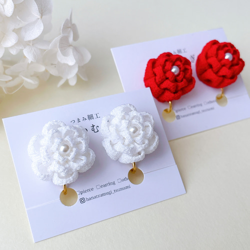花嫁さまに！コロンと可愛い お花のピアス/イヤリング つまみ細工 白