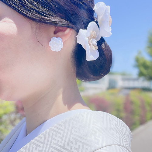 花嫁さまに！コロンと可愛い お花のピアス/イヤリング つまみ細工 白