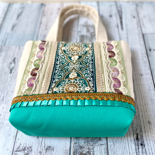 エメラルドグリーンが爽やかなインド刺繍リボンのトートバッグ【S 