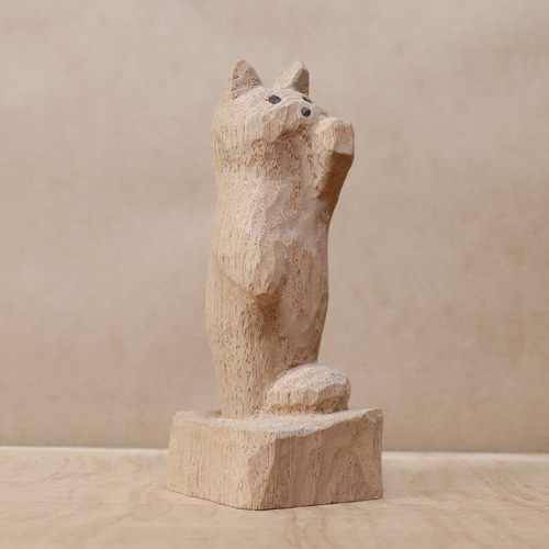 招き猫（左手）木彫り 木製 ネコの置物 インテリア雑貨（木材：タモ