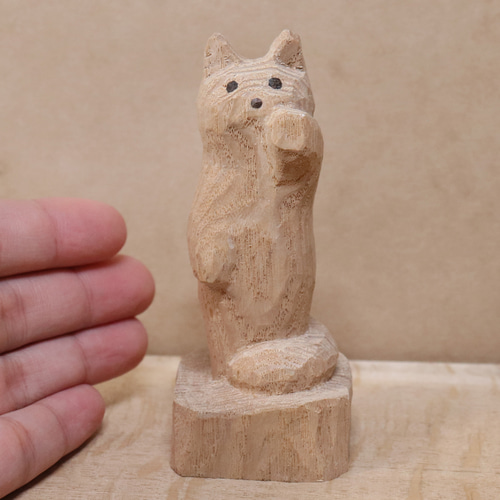 招き猫（左手）木彫り 木製 ネコの置物 インテリア雑貨（木材：タモ