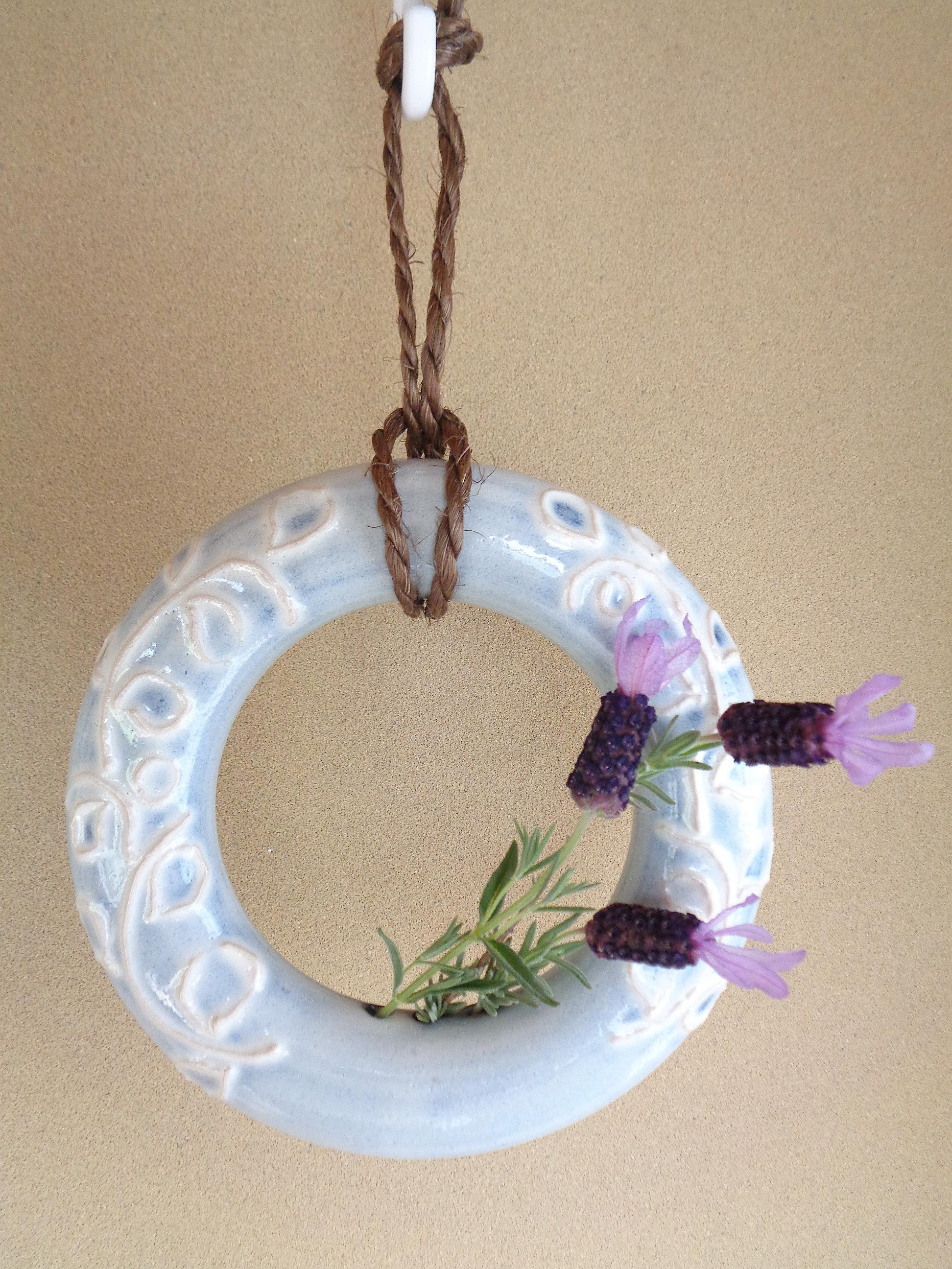 ドーナツ型の一輪挿し