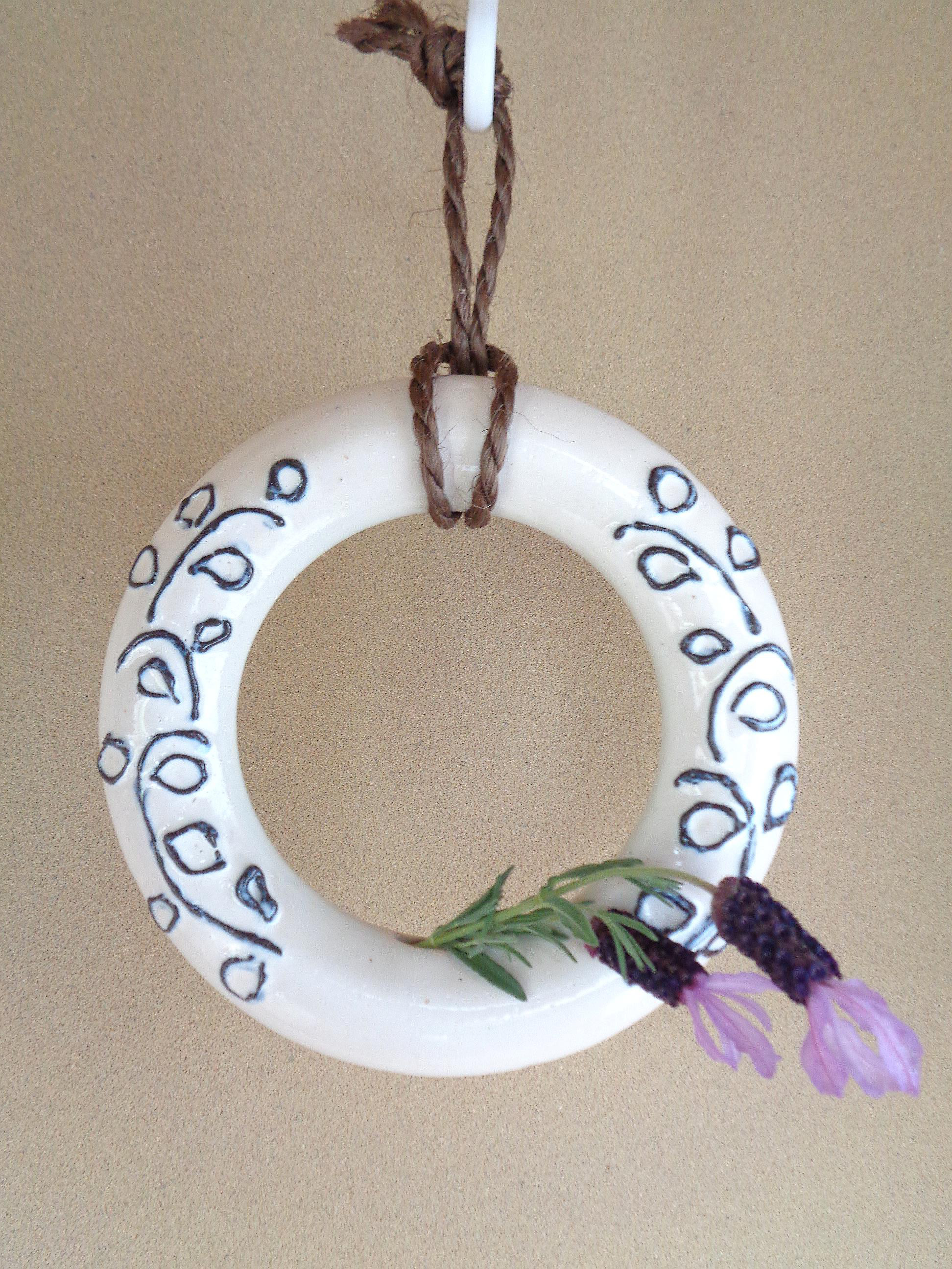 ドーナツ型の一輪挿し