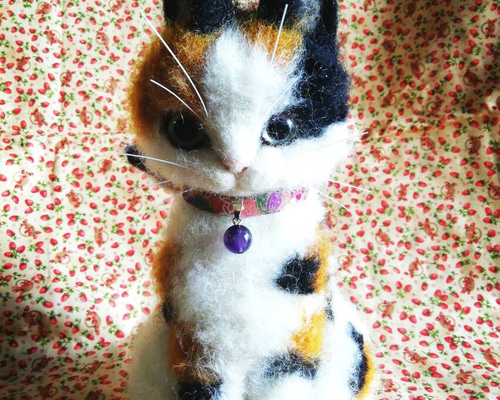 オープニング 大放出セール 可愛いて縁起のいい三毛猫ちゃん(首輪アメジスト) 羊毛フェルト 羊毛フェルト